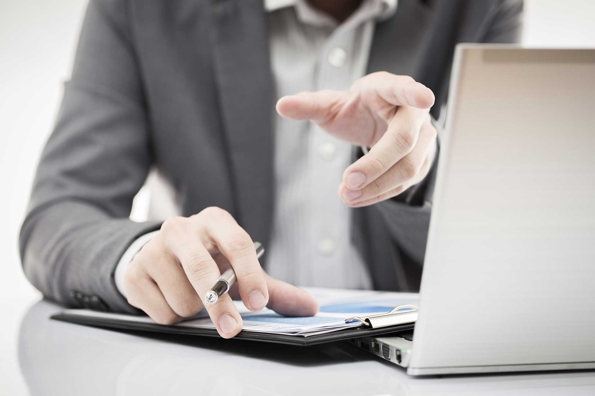 how_professionals_manage_their_money